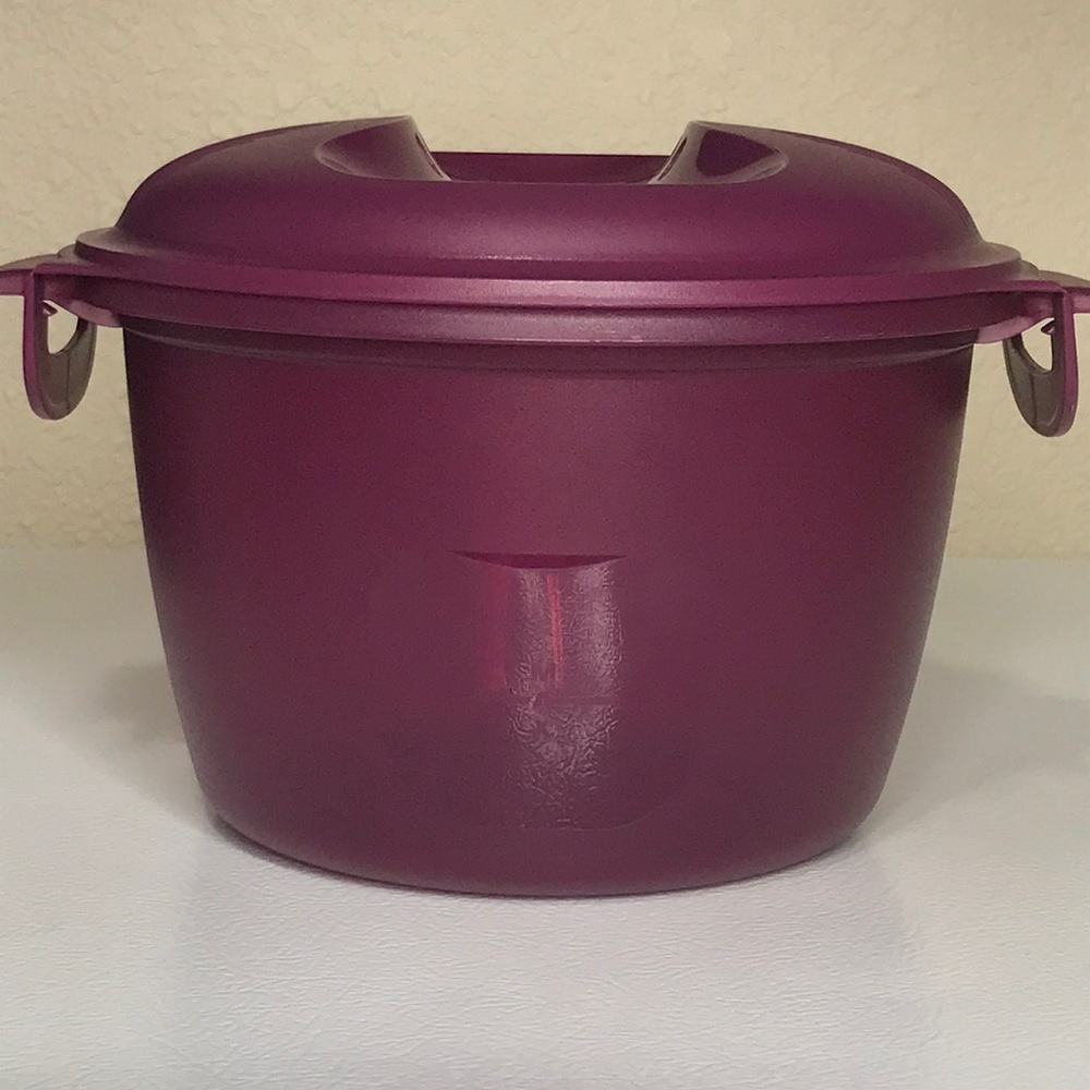 Tupperware 3 Piece Microwave Steamer. 2.2 Liters. Very Good Condition.